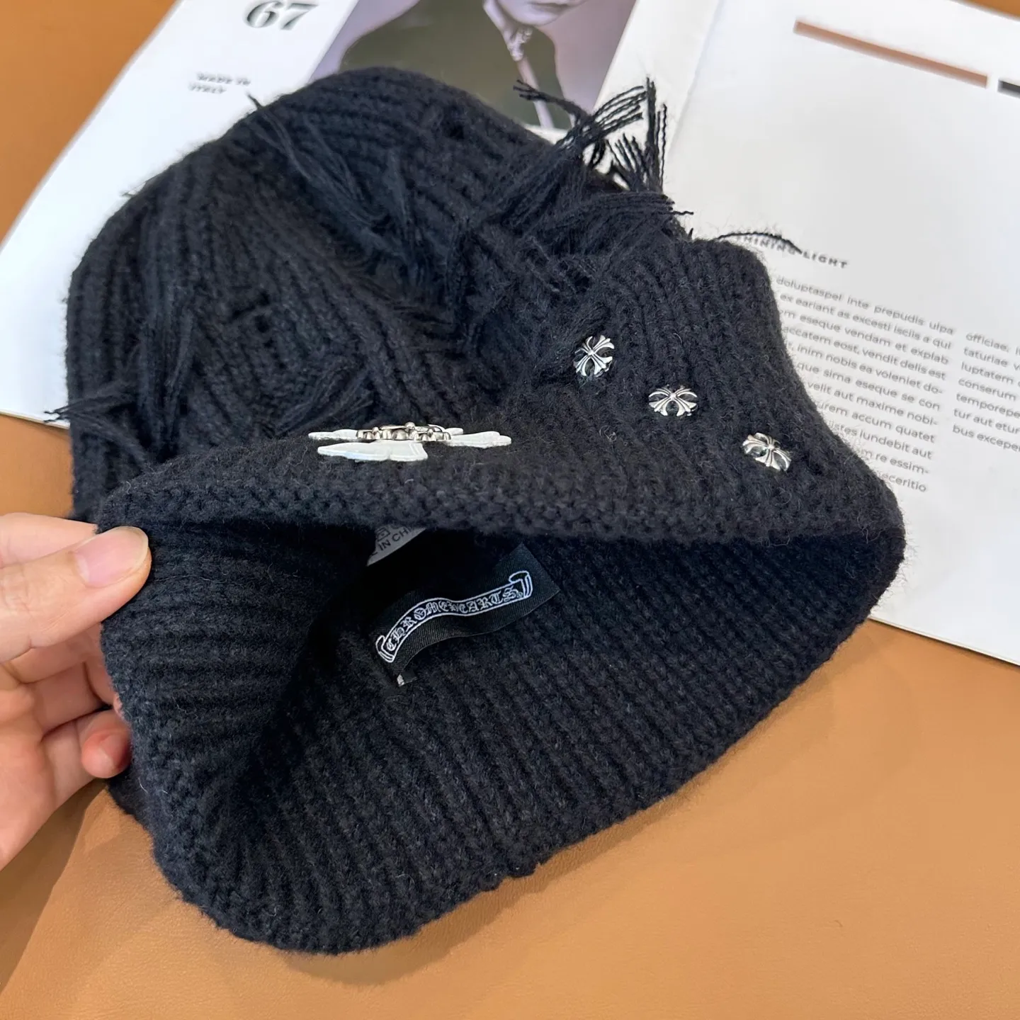 P70 🤍Chrome hearts new autumn and winter cross knitted hat🧶 One of the must-have hats in autumn and winter~ It really looks good on whoever wears it~, it is also a perfect match in black and white and gray in autumn~